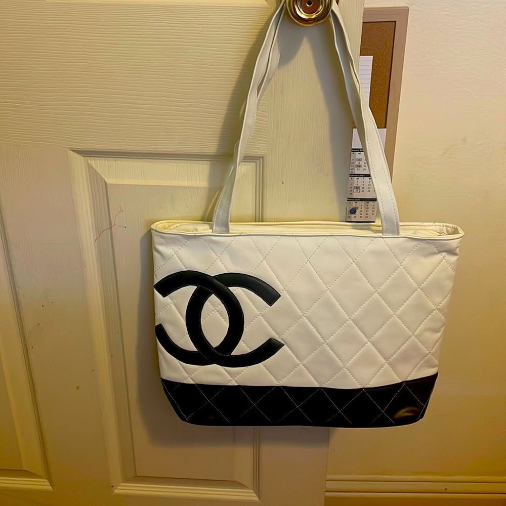 COPY Chanel tote bag, non-authentic, in good condition. Black/white, no label.